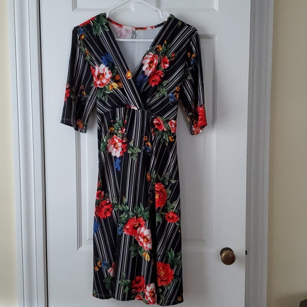 Motherbee Black striped with Floral print Maternity dress Size Large